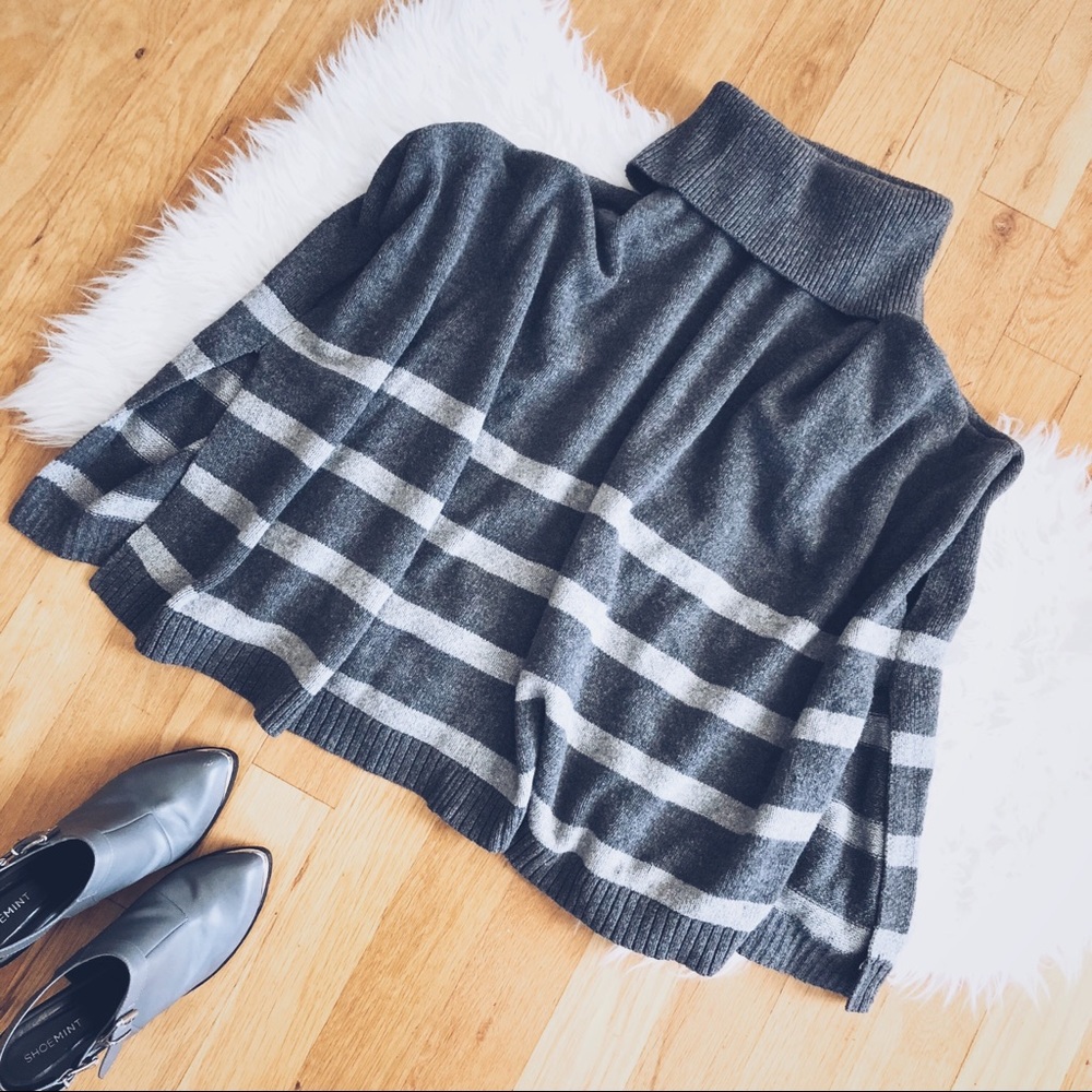 📣Donating 2/28📣Banana Republic PonchoSweater